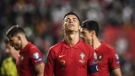 Cristiano Ronaldo et les Portugais devront passer par des barrages pour se qualifier pour la Coupe du Monde 2022. (PATRICIA DE MELO MOREIRA / AFP)