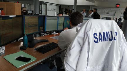 Dans la salle de régulation des appels du service d'aide médicale d'urgence (SAMU) d'Indre-et-Loire. Ici, un médecin régulateur prend en charge les appels en lien avec le coronavirus (Covid-19), 6 mars 2020. (XAVIER LOUVEL / RADIOFRANCE)