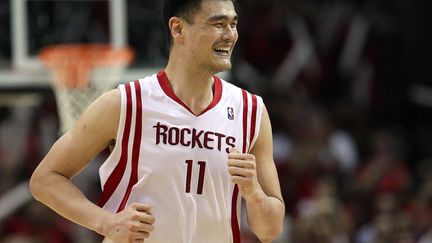 Yao Ming sous le maillot des Houston Rockets en 2009 (RONALD MARTINEZ / GETTY IMAGES NORTH AMERICA)