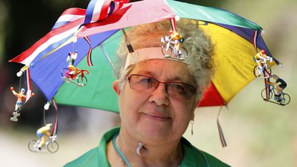 Une fan du Tour de France lors de l'&eacute;tape Pamiers&nbsp;-&nbsp;Bagn&egrave;res-de-Luchon, le 19 juillet 2010. (JOEL SAGET / AFP)