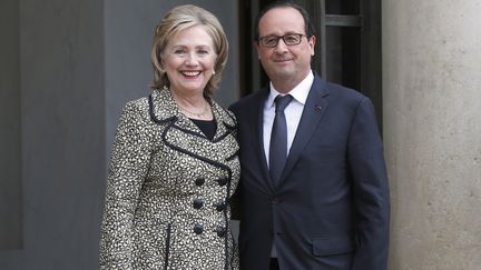 Le président de la République, François Hollande, et Hillary Clinton, alors secrétaire d'Etat, le 8 juillet 2014, à l'Elysée, à Paris.&nbsp; (THOMAS SAMSON / AFP)