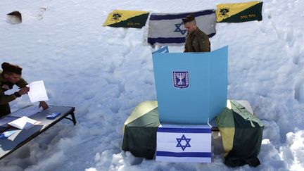 Un soldat isra&eacute;lien vote aux &eacute;lections l&eacute;gislatives dans un bureau install&eacute; sur la base militaire du mont Hermon (Isra&euml;l), le 22 janvier 2013. (MAXPPP)