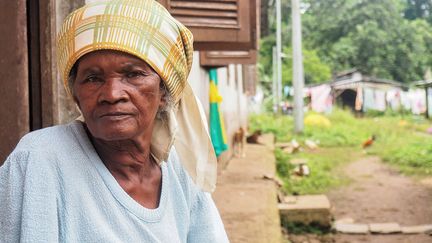 Dans la petite dépendance de Monté Café, une ancienne plantation du centre de l'île perchée sur les montagnes, presque tous les habitants comme Carolina Correia Landi, 85 ans ont des origines du Cap-Vert. "J'ai accompagné mon mari pour commencer une nouvelle vie. Nous avions faim là-bas", se souvient-elle en montrant son ancienne carte professionnelle et ses documents d'identité "Cabo-Verde". Elle ajoute&nbsp;: "Ici, j'ai fait des enfants. Lorsque mon mari est décédé, j'ai pensé à repartir. Mais l'un de mes enfants ne voulait pas. Plus personne ne m'attendait là-bas. Je ne suis jamais rentrée. C'est le destin… C'est le destin".&nbsp; &nbsp; (ADRIEN MAROTTE / AFP)