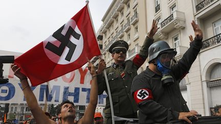 Pr&egrave;s de 25 000 manifestants, dont certains&nbsp;d&eacute;guis&eacute;s en soldats nazis, ont d&eacute;fil&eacute; dans les rues de la capitale grecque, le 9 octobre 2012, contre la visite de la chanceli&egrave;re allemande. (YANNIS BEHRAKIS / REUTERS)