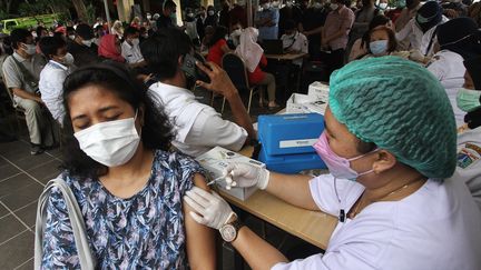 Une femme reçoit une dose de rappel du vaccin contre le Covid-19 à Jakarta (Indonésie), le 25 janvier 2023. (EKO SISWONO TOYUDHO / ANADOLU AGENCY / AFP)