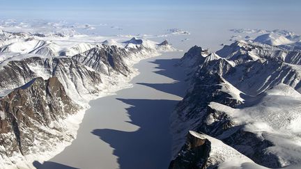 Vue a&eacute;rienne de la p&eacute;ninsule Geikie, &agrave; l'est du Groenland, le 12 avril 2013. (SIPA USA / SIPA)