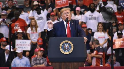 Le président américain Donald Trump prononce un discours lors d'un rassemblement à Sunrise (Floride), le 26 novembre 2019.&nbsp; (KYLE MAZZA / ANADOLU AGENCY / AFP)