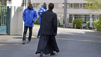 Un prêtre arrive à une réunion sur la pédophilie dans l'Eglise, organisée à Ecully par le diocèse de Lyon, le 25 avril 2016.&nbsp; (MAXPPP)