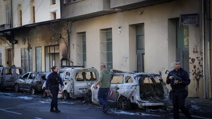 Quatre voitures de police incendiées devant le commissariat de Cavaillon dans le Vaucluse