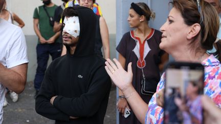 Marche blanche dans la cité d'Air-Bel, dans le 11e arrondissement de Marseille, en mémoire de Mohamed Bendriss, en présence de son cousin Abdelkarim, éborgné par un tir de LBD, le 6 juillet 2023. (DAVID ROSSI / MAXPPP)