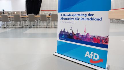 Une affiche de l'AfD, lors d'une conférence du parti, le 1er décembre 2017, à Hanovre, en Allemagne.&nbsp; (JULIAN STRATENSCHULTE / DPA / AFP)