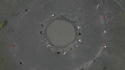 Des danseurs filmés par un drone au sommet d'un terril à Oignies (Pas-de-Calais) (B.Tanguy et L.Barbier)