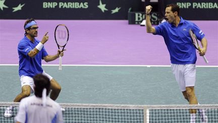 Arnaud Clément et Michaël Llodra, la paire française de Coupe Davis (PHILIPPE DESMAZES / AFP)