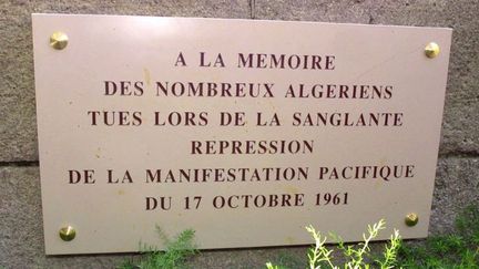 Plaque en hommage aux victimes de la manifestation du FLN du 17 octobre 1961 tuées par la police, dévoilée le 17 octobre 2001 par le maire de Paris, Bertrand Delanoë, sur l'Ile de la Cité. (DANIEL JANIN / AFP)