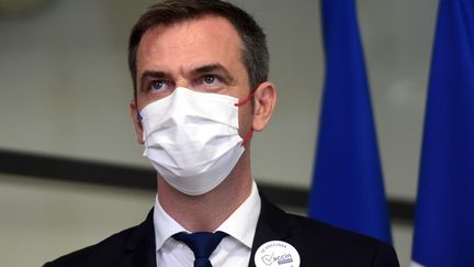 Le ministre de la Santé, Olivier Véran, le 24 juin 2021 lors d'une visite à Mont-de-Marsan (Landes). (GAIZKA IROZ / AFP)