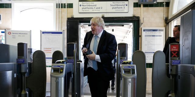 Le maire de Londres Boris Johnson dans le métro, le 21 avril 2015. Il veut voir fonctionner le Night Tube cet automne. (REUTERS/Peter Nicholls)