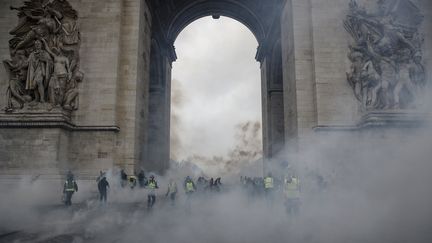 Scène d'affrontements entre les forces de l'ordre et certains manifestants autour de l'Arc de triomphe, en marge d'une manifestation des "gilets jaunes", le 1er décembre 2018. (YOAN VALAT / EPA)