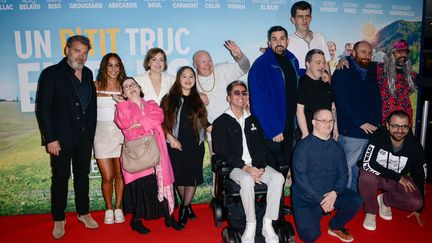 Le casting du film d'Artus "Un p'tit truc en plus" lors de la première au UGC Normandie, le 25 avril 2024 à Paris. (VICTOR AUBRY/SIPA / SIPA)