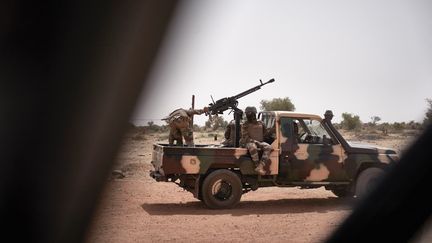 Des militaires maliens à&nbsp;Konna, le 20 mars 2021. (MICHELE CATTANI / AFP)