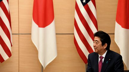 Le Premier ministre japonais, Shinzo Abe, en décembre 2016, lors d'une rencontre avec l'ambassadrice des États-Unis sur l'archipel. (TOSHIFUMI KITAMURA / AFP)