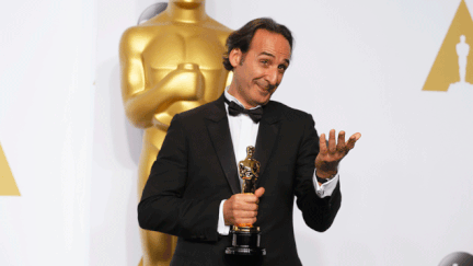 &nbsp; (Alexandre Desplat, statuette en main, après sa récompense pour la BO de "The grand Budapest Hotel" © REUTERS/Lucy Nicholson)