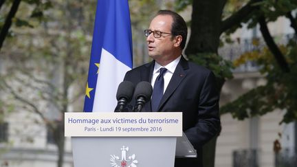 François Hollande lors de l'hommage aux victimes des attentats, à l'hôtel des Invalides, lundi 19 septembre 2016, à Paris.&nbsp; (AFP)