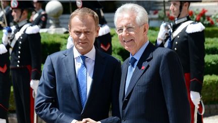 Mario Monti (à droite), en compagnie de Donald Tusk (à gauche)