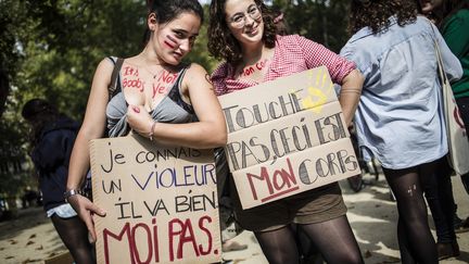 Deux participantes &agrave; une "marche des salopes", pour d&eacute;noncer la culpabilisation des victimes d'agressions sexuelles et le sexisme, &agrave; Paris le 28 septembre 2013. (  MAXPPP)