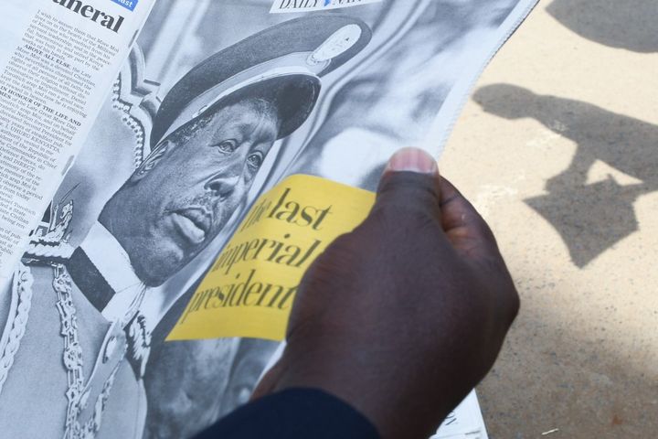 Une personne lit un article du journal "Daily Nation" consacré à la mort de l'ancien président kényan Daniel arap Moi.&nbsp; (SIMON MAINA / AFP)