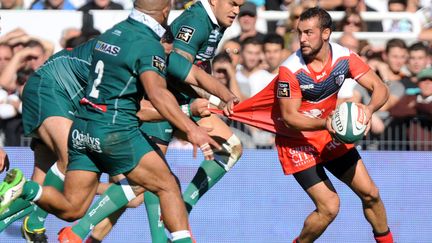 Samuel Marques tente d'échapper à la défense paloise (GAIZKA IROZ / AFP)