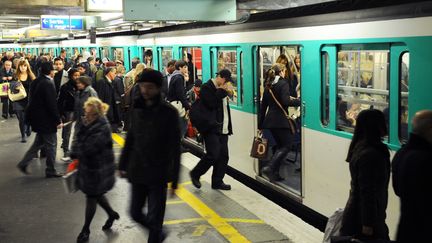 Dans le m&eacute;tro parisien, en octobre 2010. (MIGUEL MEDINA / AFP)