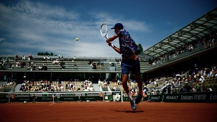 Le Français Gabriel Debru, vainqueur du Belge Gilles-Arnaud Bailly, lors de la finale de Roland-Garros en 2022. (AMAURY PAUL / AFP)