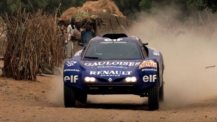 Le pilote français Jean-Louis Schlesser, au volant de son buggy Schlesser-Renault, ici sur les routes du Mali le 8 janvier 1999, vainqueur du Dakar 1999 et 2000. (GABRIEL BOUYS / AFP)