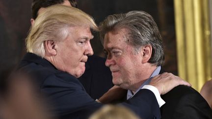 L'ancien président américain Donald Trump et son conseiller Steve Bannon le 22 janvier 2017 à Washington (Etats-Unis). (MANDEL NGAN / AFP)