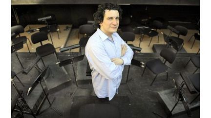 Alain Altinoglu a été appelé à la rescousse à la suite du départ du chef qui devait diriger Roberto Alagna dans le &quot;Faust&quot; de Gounod à l&#039;Opéra-Bastille (il est photographié ici au Théâtre de l&#039;Archevêché d&#039;Aix-en-Provence le 24 juin 2009)
 (AFP / Anne-Christine Poujoulat)