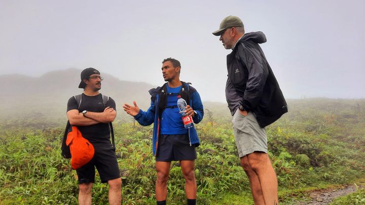 L'objectif de l'ascension de la Montagne Pelée est de repérer le meilleur site pour l'allumage de la flamme (de gauche à droite : Romain Caubin, Thâo Wan-Ajouhu, Grégory Murac. (RADIOFRANCE / JEROME VAL)