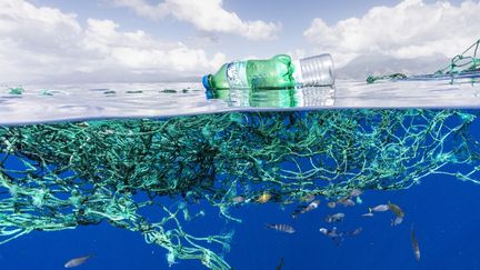 Des filets de pêche et bouteilles en plastique flottent dans la mer des Caraïbes, le 25 novembre 2022. (FRANCO BANFI / BIOSPHOTO / AFP)