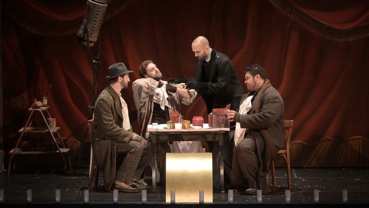 Premier tableau de "La Bohème" avec les quatre amis réunis dans la mansarde : Pene Pati (Rodolpho),  Alexandre Duhmale (Marcello), Francesco Salvadori (Schaunard) et Guilhem Worms(Colline) au théâtre des Champs-Elysées à Paris. (VINCENT PONTET)