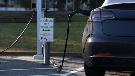 Un voiture électrique branchée pour charger sa batterie à San Francisco, le 9 mars 2022. (JUSTIN SULLIVAN / GETTY IMAGES NORTH AMERICA)