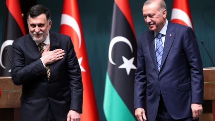 Le Premier ministre libyen (à gauche) Fayez al-Sarraj et le président turque Recep Tayyip Erdogan, lors d'une conférence de presse commune à Ankara le 4 juin 2020. (ADEM ALTAN / AFP)