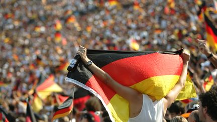 Des supporters allemands pendant un match Allemagne-Suède, lors de la Coupe du monde de football 2006. (LUKAS COCH / PICTURE ALLIANCE / AFP)