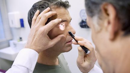 15% des ophtalmos ne sont plus en mesure d'accepter de nouveaux patients, selon une &eacute;tude r&eacute;alis&eacute;e par Yssup Research et publi&eacute;e mardi 11 f&eacute;vrier 2014. (B. BOISSONNET / BSIP / AFP)