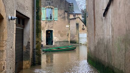 Inondations à Montignac-Lascaux après les fortes pluies en Dordogne, crue de la Vézère, maisons inondées, le 12 décembre 2023. (MARIE-ASTRID GUEGAN / RADIO FRANCE)