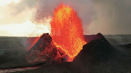 Islande : au plus près du cratère du volcan Fagradalsfjall en éruption