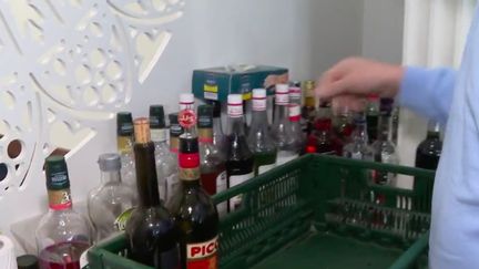 La vente et la consommation d’alcool&nbsp;seront&nbsp;désormais interdites sur la voie publique. Jean Castex a a annoncé l'extension de cette mesure déjà en vigueur à Strasbourg (Bas-Rhin) à l’ensemble du territoire, jeudi 1er avril.&nbsp; (FRANCE 3)