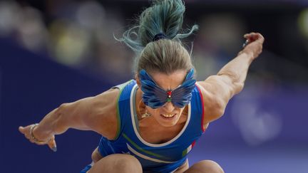 L'Italienne Arjola Dedaj et son déjà célèbre masque papillon, lui aussi orné des couleurs du drapeau italien, lors de la finale du saut en hauteur T11 vendredi. (EMILIO MORENATTI / SIPA)