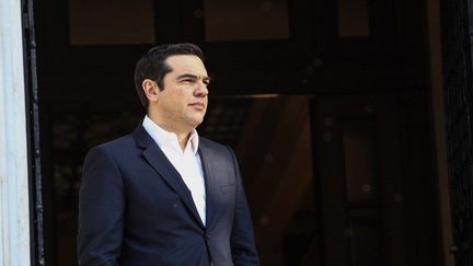 Plus jeune Premier ministre grec depuis 150 ans, Alexis Tsipras a déboulé dans le jeu politique grec, et européen par la même occasion, comme un perturbateur dans un jeu de construction européenne en panne. Communiste, issu de la rue où il participait aux manifestations de la place Syntagma contre la cure d’austérité imposée à son pays, il s’est retrouvé sans crier gare à la tête de Syriza, la coalition des nouvelles forces de gauche eurocommuniste et altermondialiste du pays. Porté par une jeunesse athénienne, déçue du socialisme du PASOK, ce modeste ingénieur, qui a fait ses premiers pas dans l’entreprise en bâtiment de son père, s’est mis à incarner une ligne politique qui a fini par le porter à la tête du gouvernement.  (Nick Paleologos / SOOC/AFP)