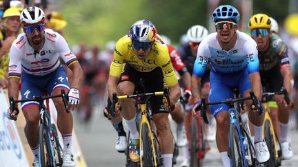 Dylan Groenewegen (à droite) a remporté au sprint la 3e étape du Tour de France, le 3 juillet 2022. (THOMAS SAMSON / AFP)