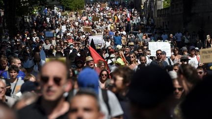 Des opposants au pass sanitaire défilent à Nantes (Loire-Atlantique), le 14 août 2021. (SEBASTIEN SALOM-GOMIS / AFP)