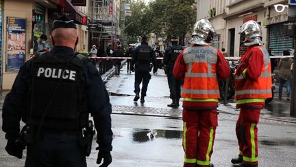 Les pompiers et les forces de l'ordre près des anciens locaux de Charlie Hebdo à Paris où a eu lieu une attaque à l'arme blanche vendredi 25 septembre 2020. (ALAATTIN DOGRU / ANADOLU AGENCY / AFP)